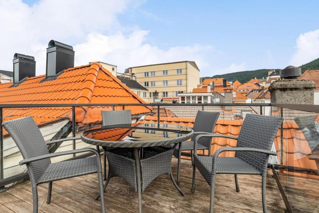 Dinbnb Apartments I Historical Two-Floor Apartment With Rooftop Panorama I 1645 Heritage Берген Экстерьер фото