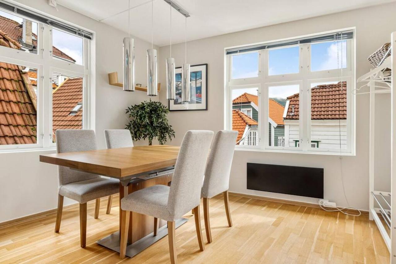 Dinbnb Apartments I Historical Two-Floor Apartment With Rooftop Panorama I 1645 Heritage Берген Экстерьер фото